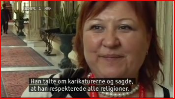 En tilsyneladende sekulær tyrkisk kvinde, der har forstået Fogh's budskab og er tilfreds.